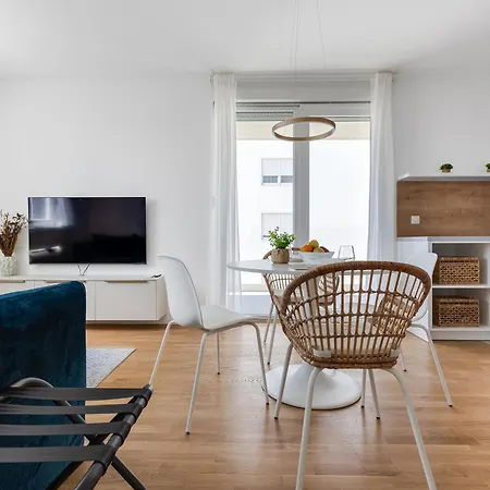 Enmari - Stylish Flat Near Center * زادار