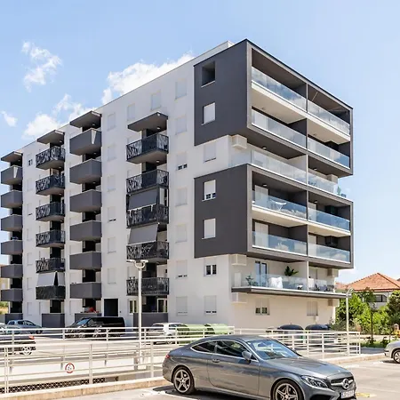 Enmari - Stylish Flat Near Center زادار
