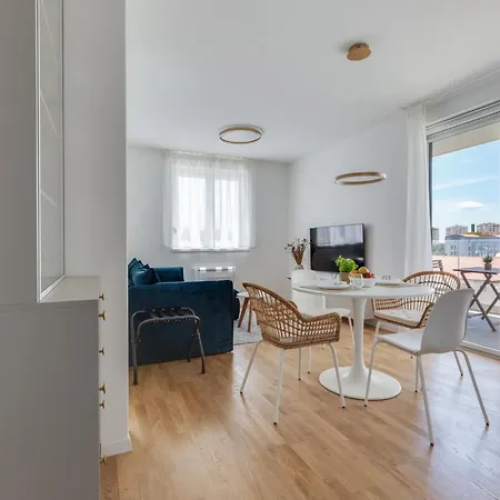 아파트 Enmari - Stylish Flat Near Center *