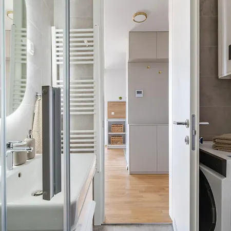 Enmari - Stylish Flat Near Center 아파트