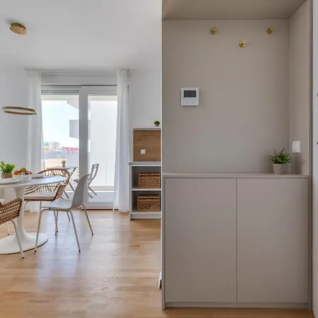 아파트 Enmari - Stylish Flat Near Center *