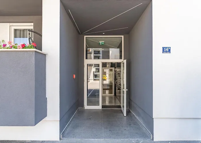 Enmari - Stylish Flat Near Center